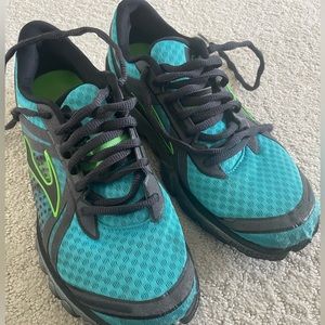 women’s 7.5 brooks running shoes